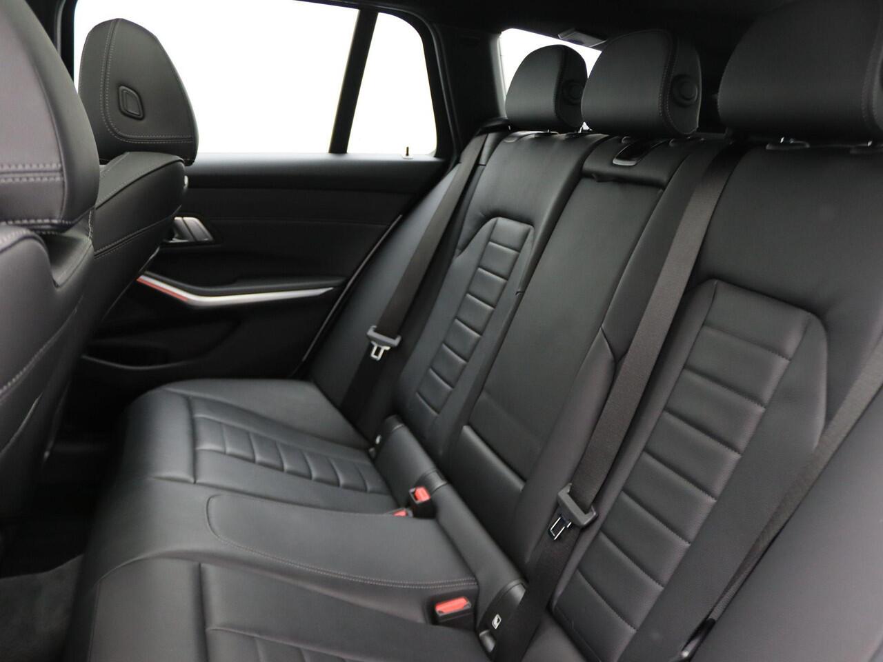 BMW 3-SERIE 320e Touring High Executive | Luxury Line | Parking Pack | Achteruitrijcamera | Panoramadak | Sportstoelen | Head-Up Display | 17"