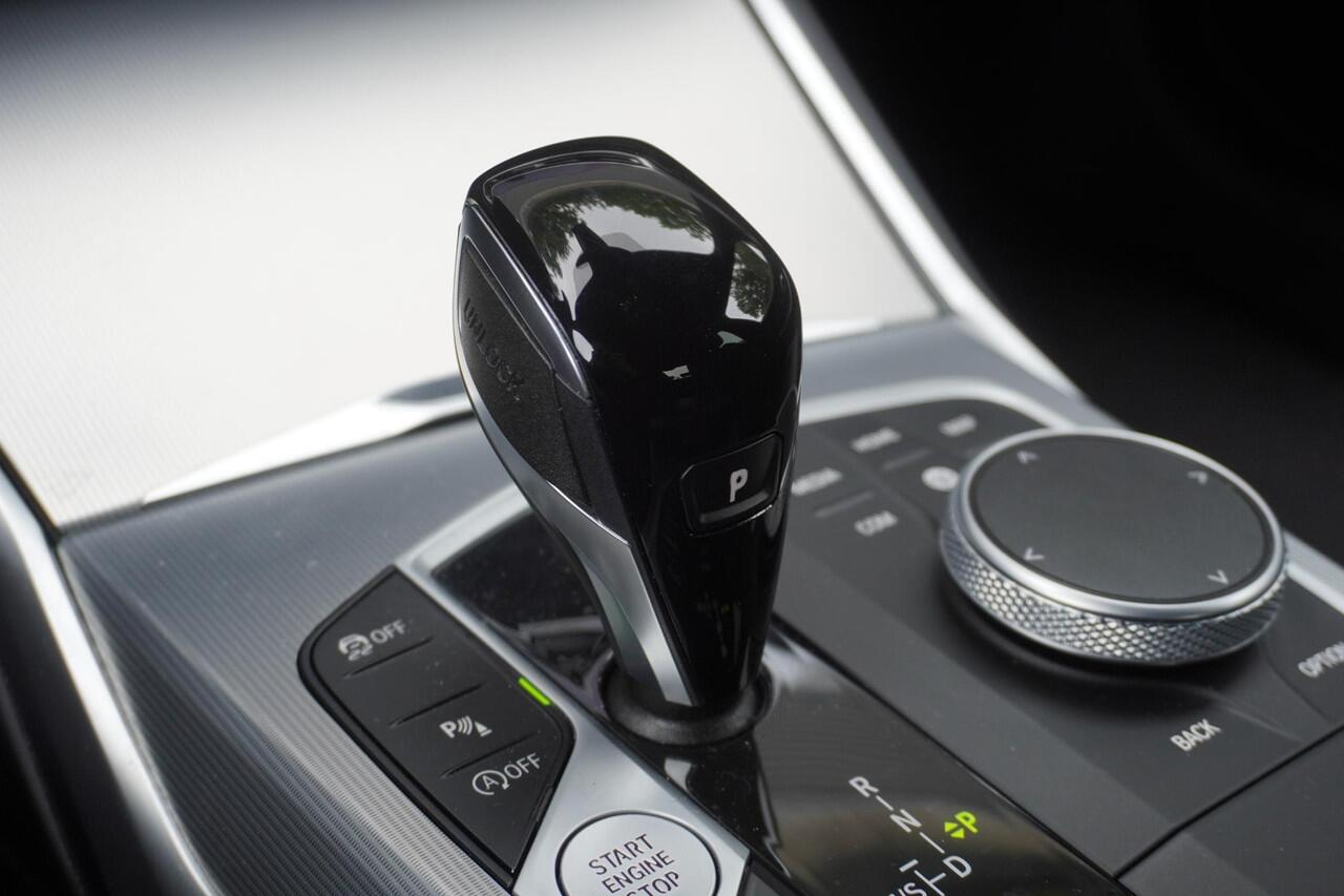 BMW 3-SERIE 318i Model M Sport | Comfort Access | Driving Assistant | HiFi System | Trekhaak met elektrisch wegklapbare kogel | Achteruitrijcamera | Extra getint glas achter