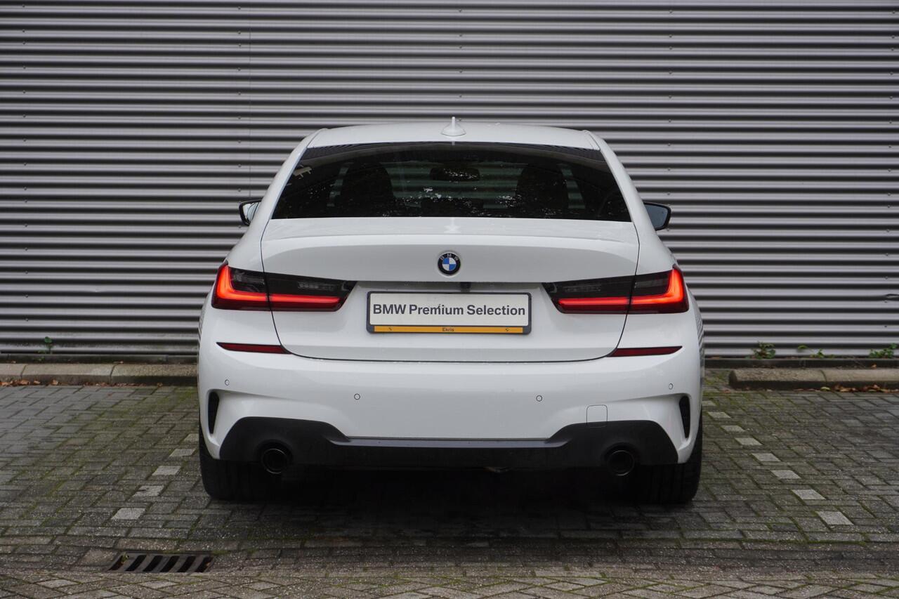 BMW 3-SERIE 318i Model M Sport | Comfort Access | Driving Assistant | HiFi System | Trekhaak met elektrisch wegklapbare kogel | Achteruitrijcamera | Extra getint glas achter