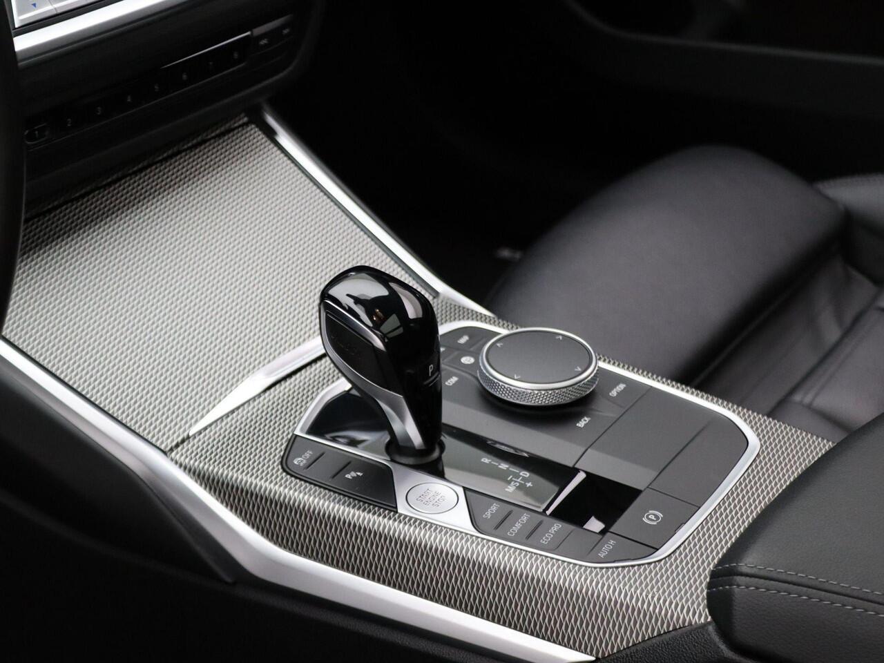 BMW 3-SERIE Touring M340i xDrive High Executive | Comfort Access | Trekhaak | Panoramadak | Elektrisch Verstelbare Voorstoelen | Driving Assistant | Laserlight | Active Cruise Control | 19''