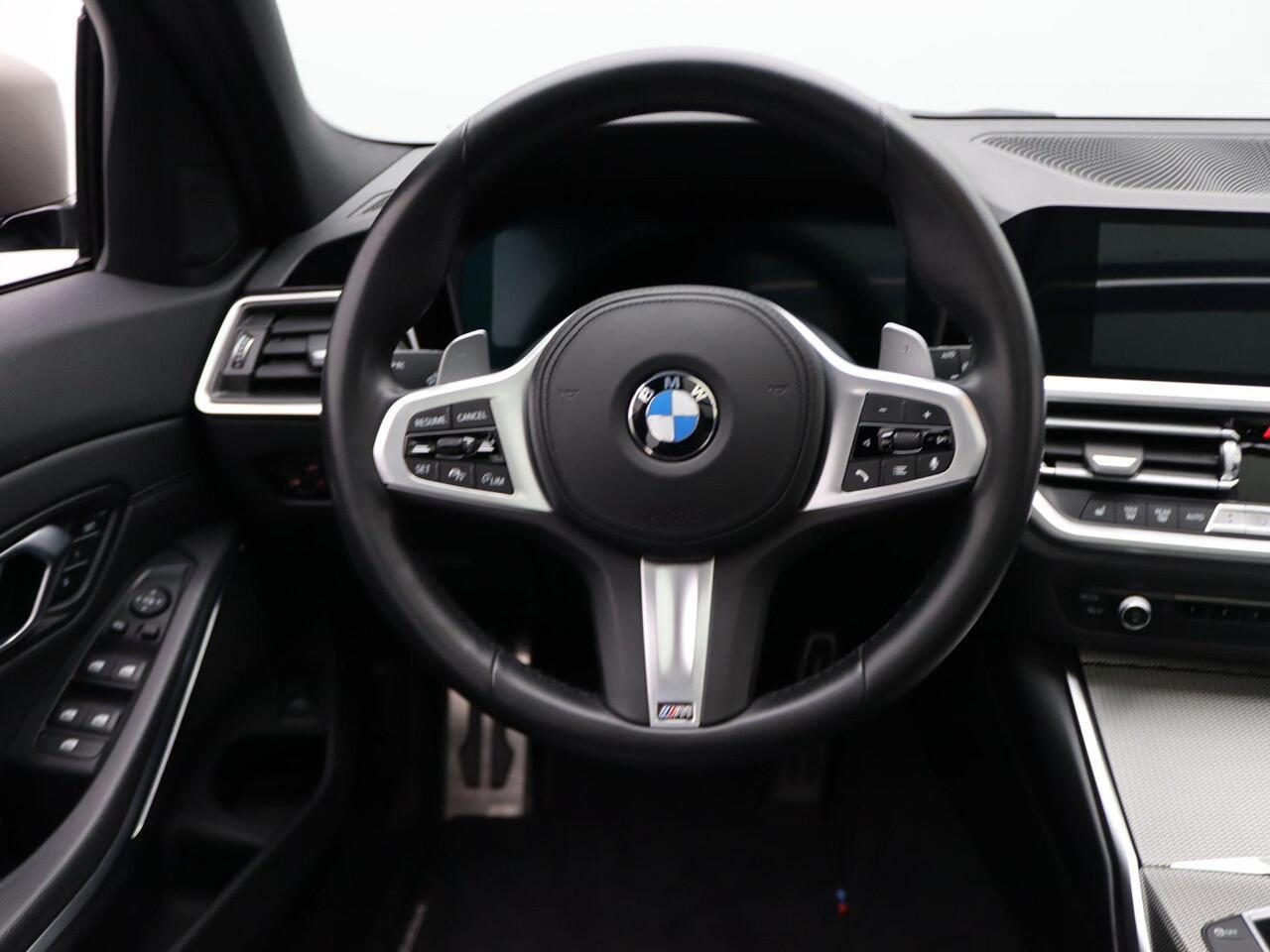 BMW 3-SERIE Touring M340i xDrive High Executive | Comfort Access | Trekhaak | Panoramadak | Elektrisch Verstelbare Voorstoelen | Driving Assistant | Laserlight | Active Cruise Control | 19''