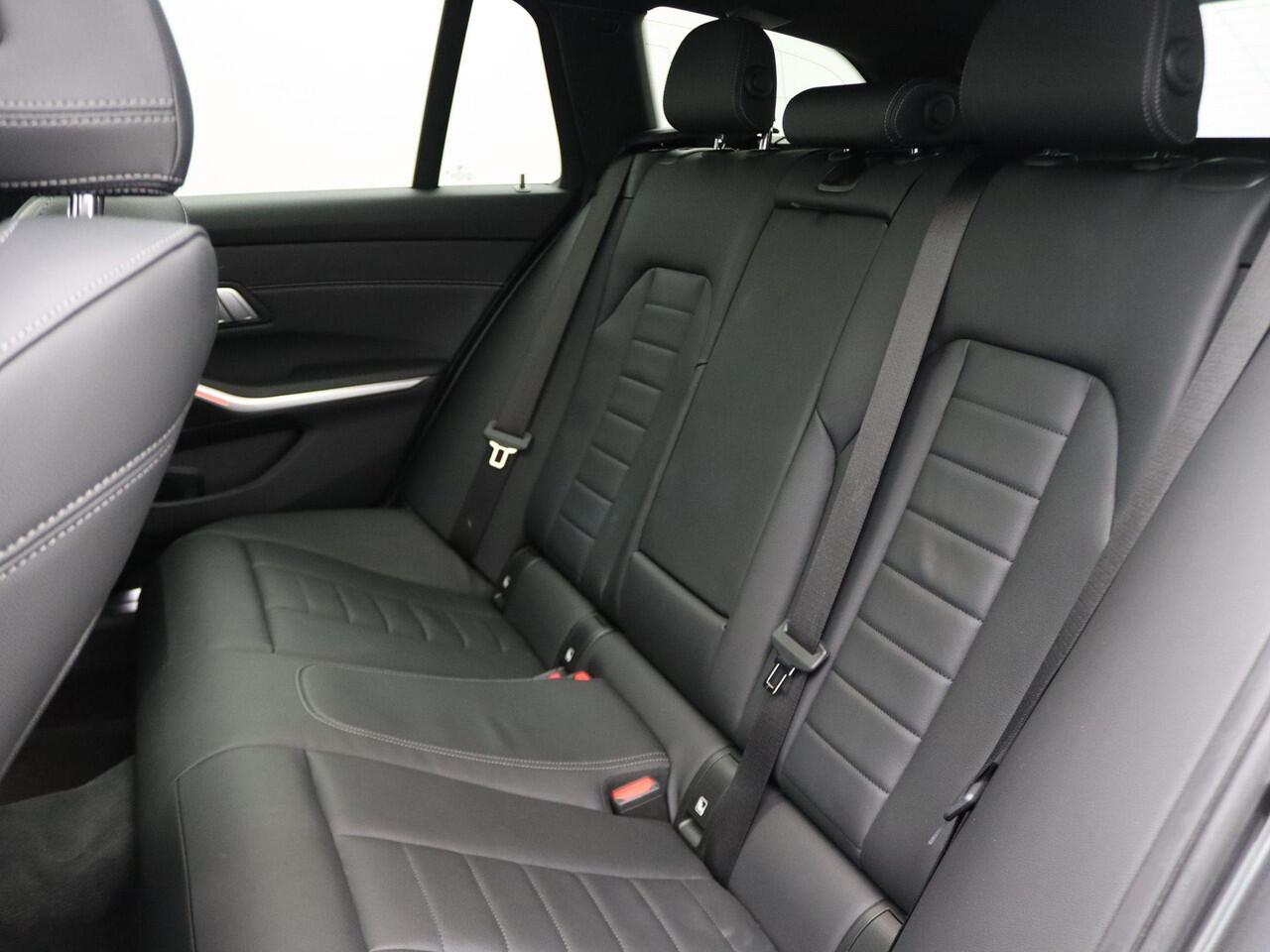 BMW 3-SERIE Touring M340i xDrive High Executive | Comfort Access | Trekhaak | Panoramadak | Elektrisch Verstelbare Voorstoelen | Driving Assistant | Laserlight | Active Cruise Control | 19''