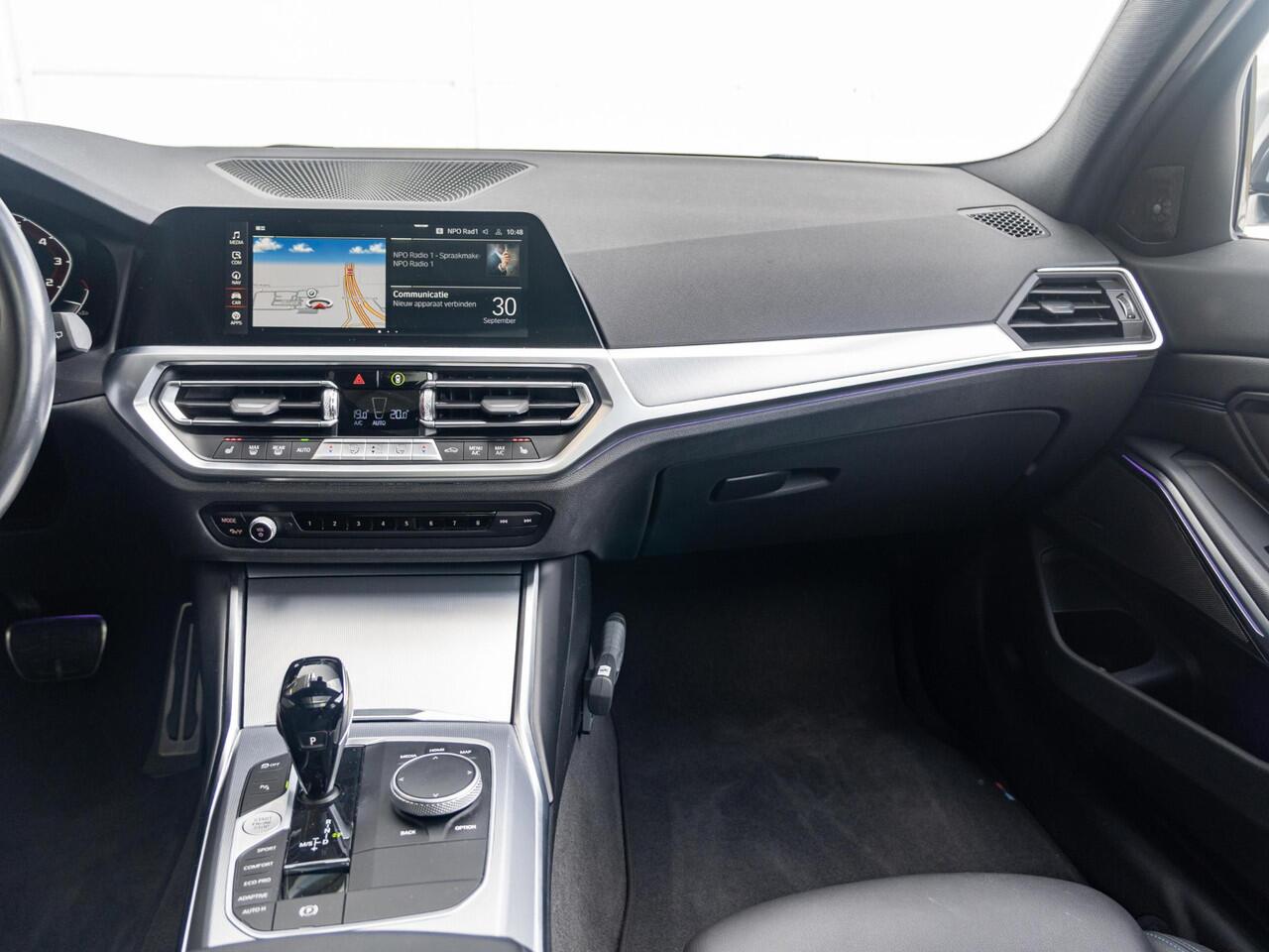 BMW 3-SERIE Touring M340i xDrive | Innovationspakket | Verwarmd Stuurwiel | Comfort Access | Panoramadak | Stoelverwarming | Laserlight | Head-Up Display | Harman Kardon | 19''