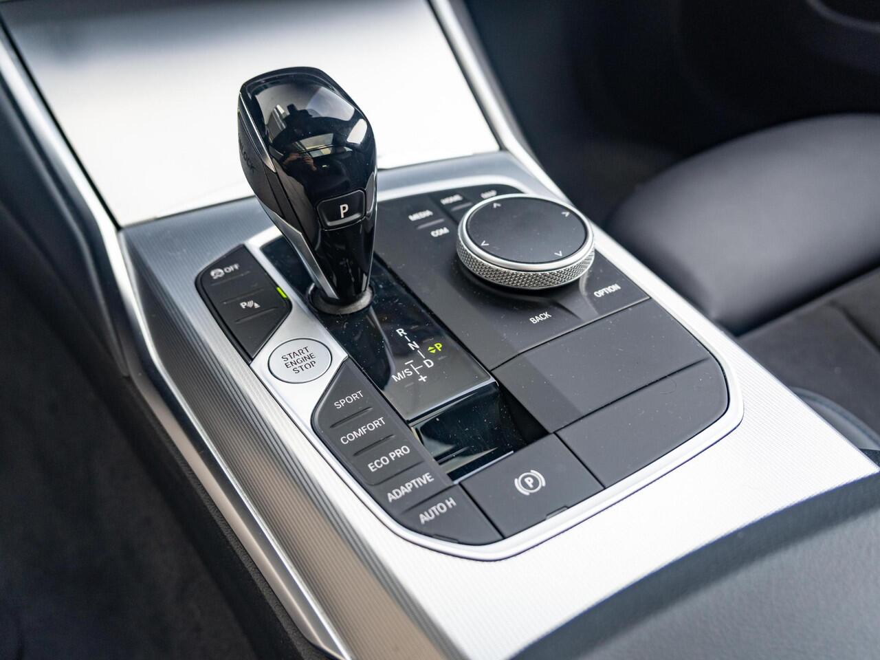 BMW 3-SERIE Touring M340i xDrive | Innovationspakket | Verwarmd Stuurwiel | Comfort Access | Panoramadak | Stoelverwarming | Laserlight | Head-Up Display | Harman Kardon | 19''