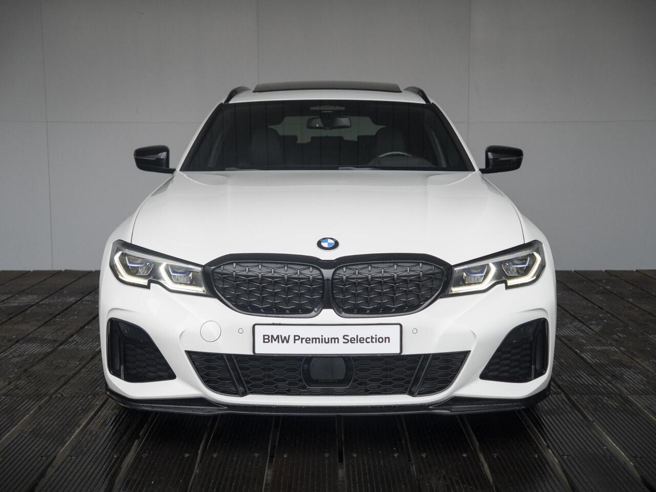 BMW 3-SERIE Touring M340i xDrive | Innovationspakket | Verwarmd Stuurwiel | Comfort Access | Panoramadak | Stoelverwarming | Laserlight | Head-Up Display | Harman Kardon | 19''