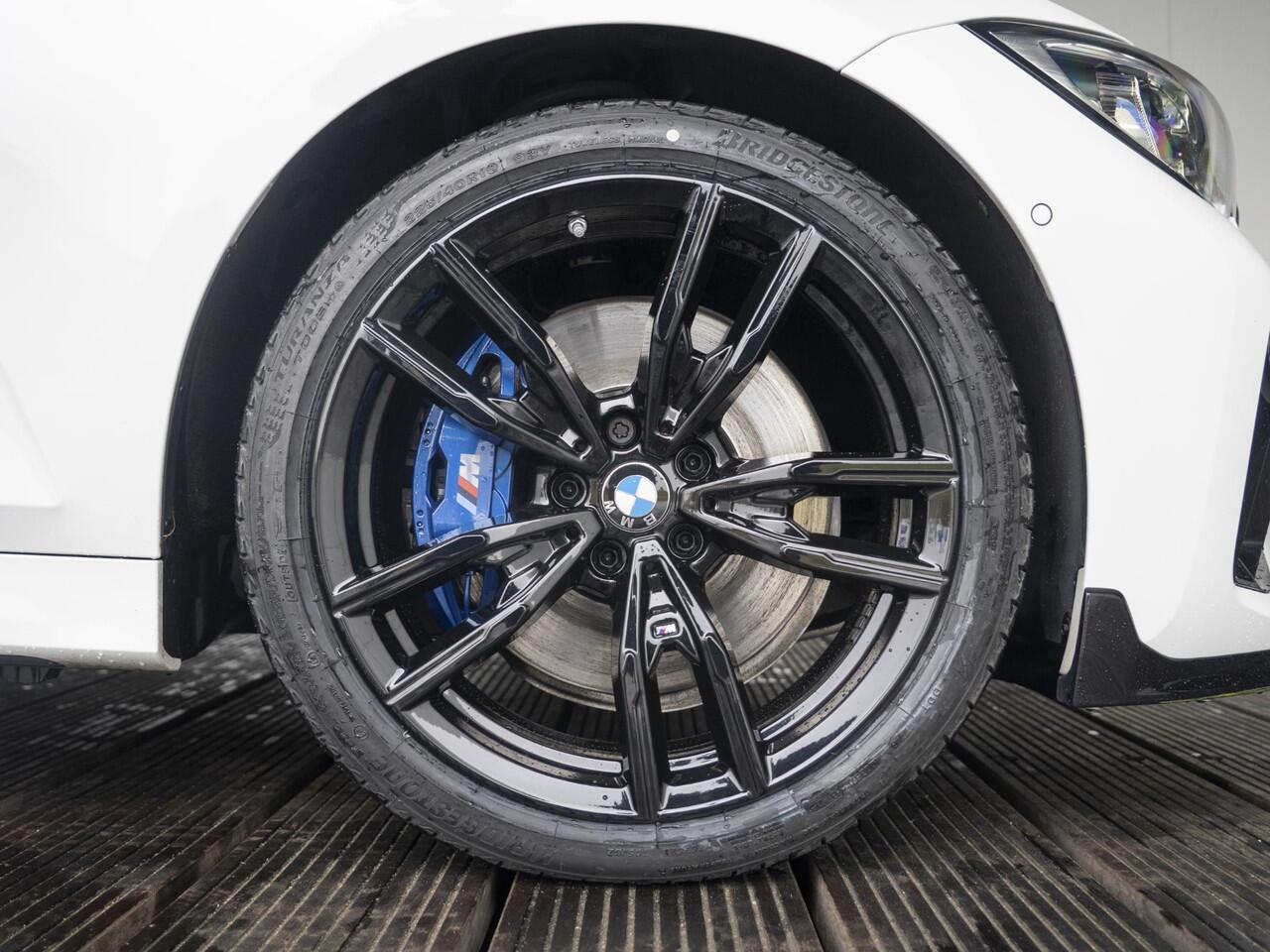 BMW 3-SERIE Touring M340i xDrive | Innovationspakket | Verwarmd Stuurwiel | Comfort Access | Panoramadak | Stoelverwarming | Laserlight | Head-Up Display | Harman Kardon | 19''