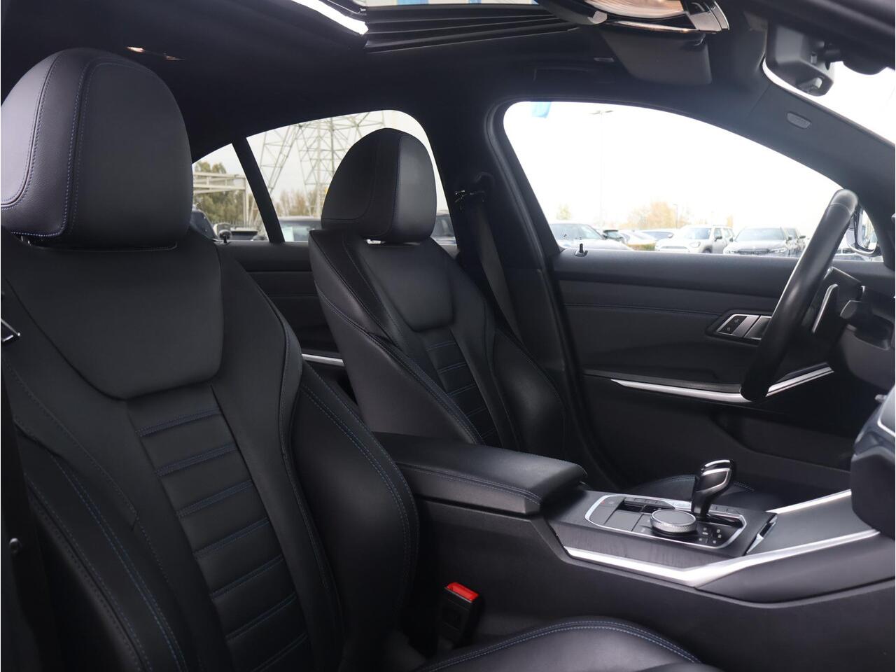 BMW 3-SERIE 330e xDrive High Executive M Sport | Dravit Grau Individual | Glazen Panoramadak | Trekhaak Elektrisch | Laserlight | Active Cruise Control | Elektrisch verstelbare, lederen stoelen | Head-Up Display