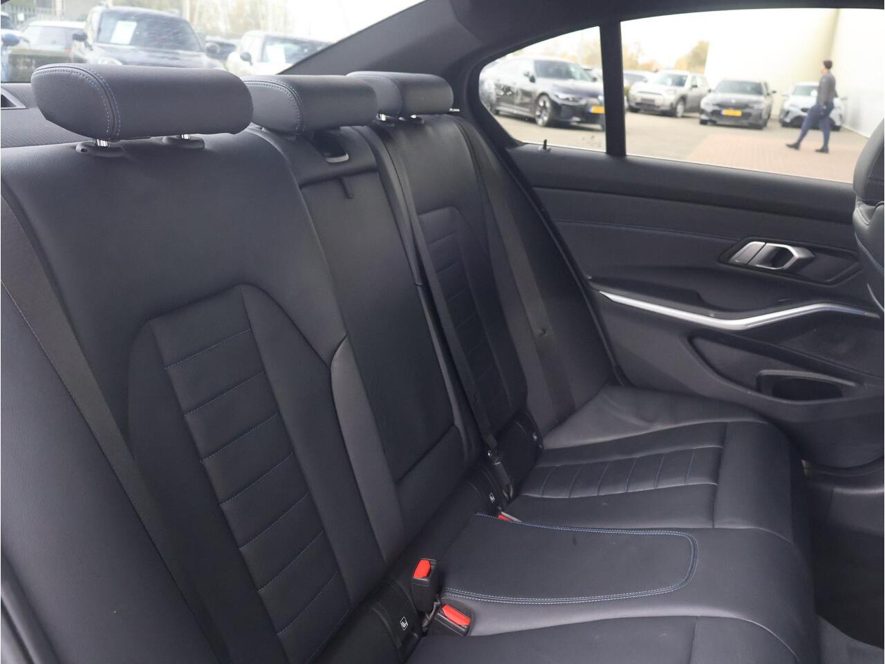 BMW 3-SERIE 330e xDrive High Executive M Sport | Dravit Grau Individual | Glazen Panoramadak | Trekhaak Elektrisch | Laserlight | Active Cruise Control | Elektrisch verstelbare, lederen stoelen | Head-Up Display