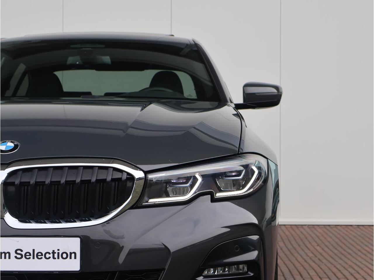 BMW 3-SERIE 330e xDrive High Executive M Sport | Dravit Grau Individual | Glazen Panoramadak | Trekhaak Elektrisch | Laserlight | Active Cruise Control | Elektrisch verstelbare, lederen stoelen | Head-Up Display
