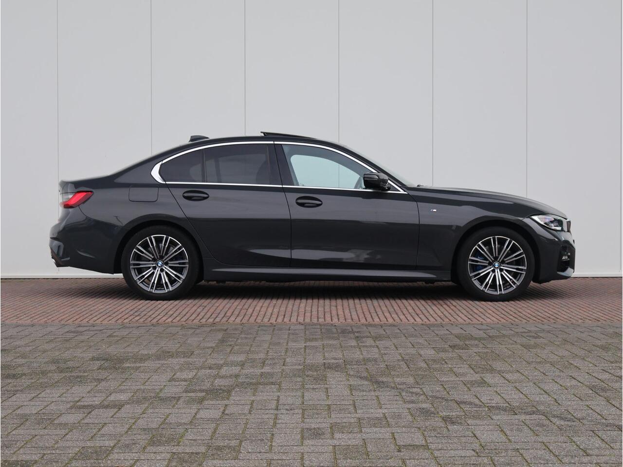 BMW 3-SERIE 330e xDrive High Executive M Sport | Dravit Grau Individual | Glazen Panoramadak | Trekhaak Elektrisch | Laserlight | Active Cruise Control | Elektrisch verstelbare, lederen stoelen | Head-Up Display