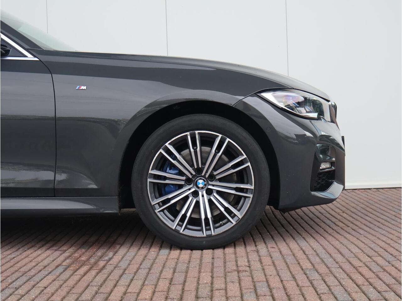 BMW 3-SERIE 330e xDrive High Executive M Sport | Dravit Grau Individual | Glazen Panoramadak | Trekhaak Elektrisch | Laserlight | Active Cruise Control | Elektrisch verstelbare, lederen stoelen | Head-Up Display