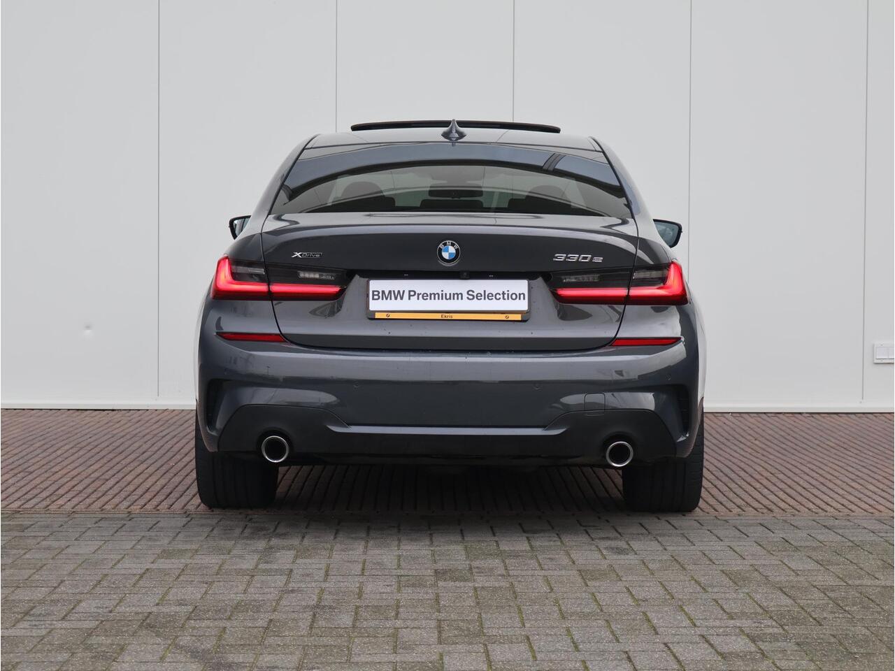 BMW 3-SERIE 330e xDrive High Executive M Sport | Dravit Grau Individual | Glazen Panoramadak | Trekhaak Elektrisch | Laserlight | Active Cruise Control | Elektrisch verstelbare, lederen stoelen | Head-Up Display