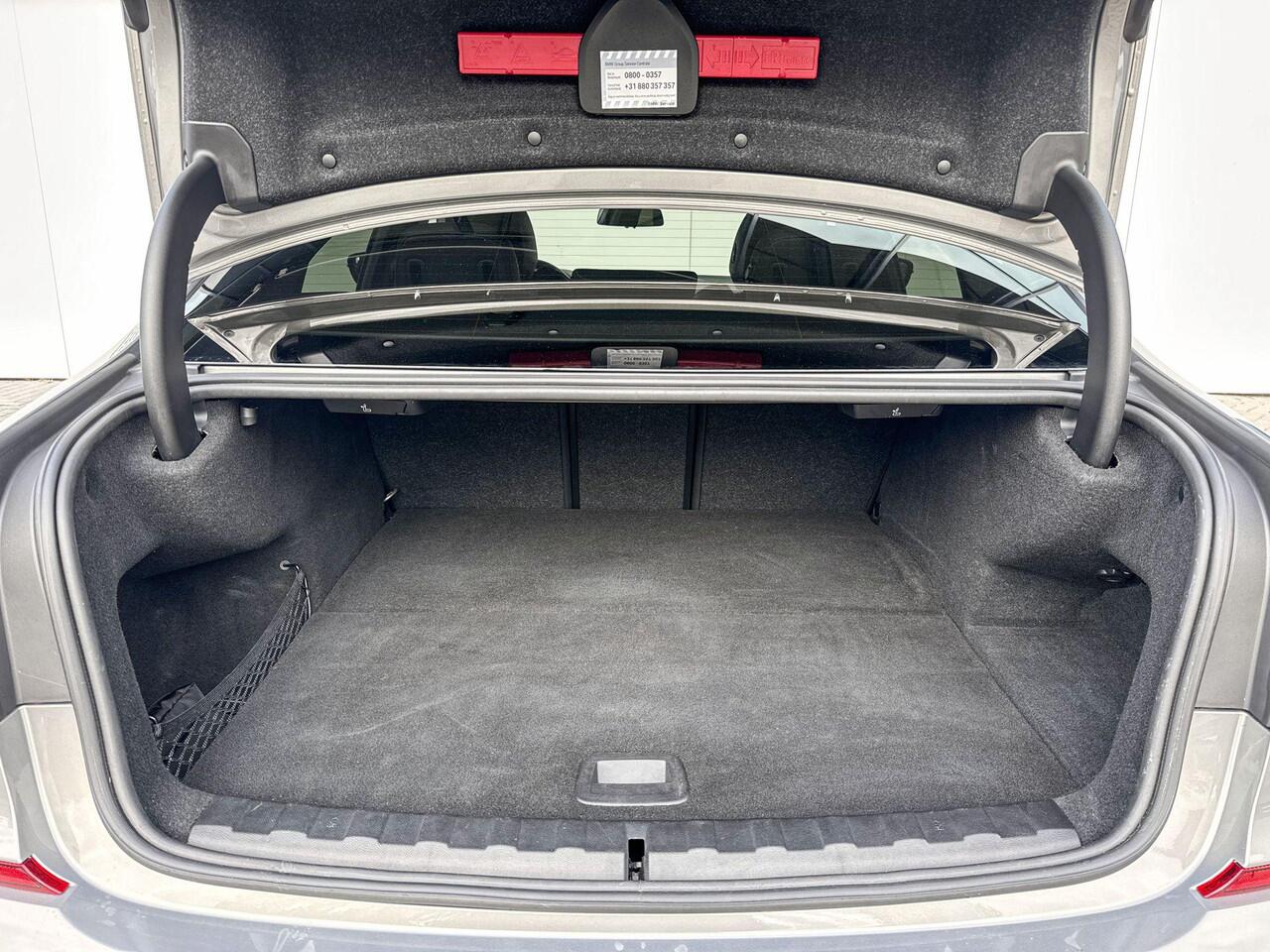 BMW 3-SERIE Sedan 330e | High Executive | M Sport | 19 inch