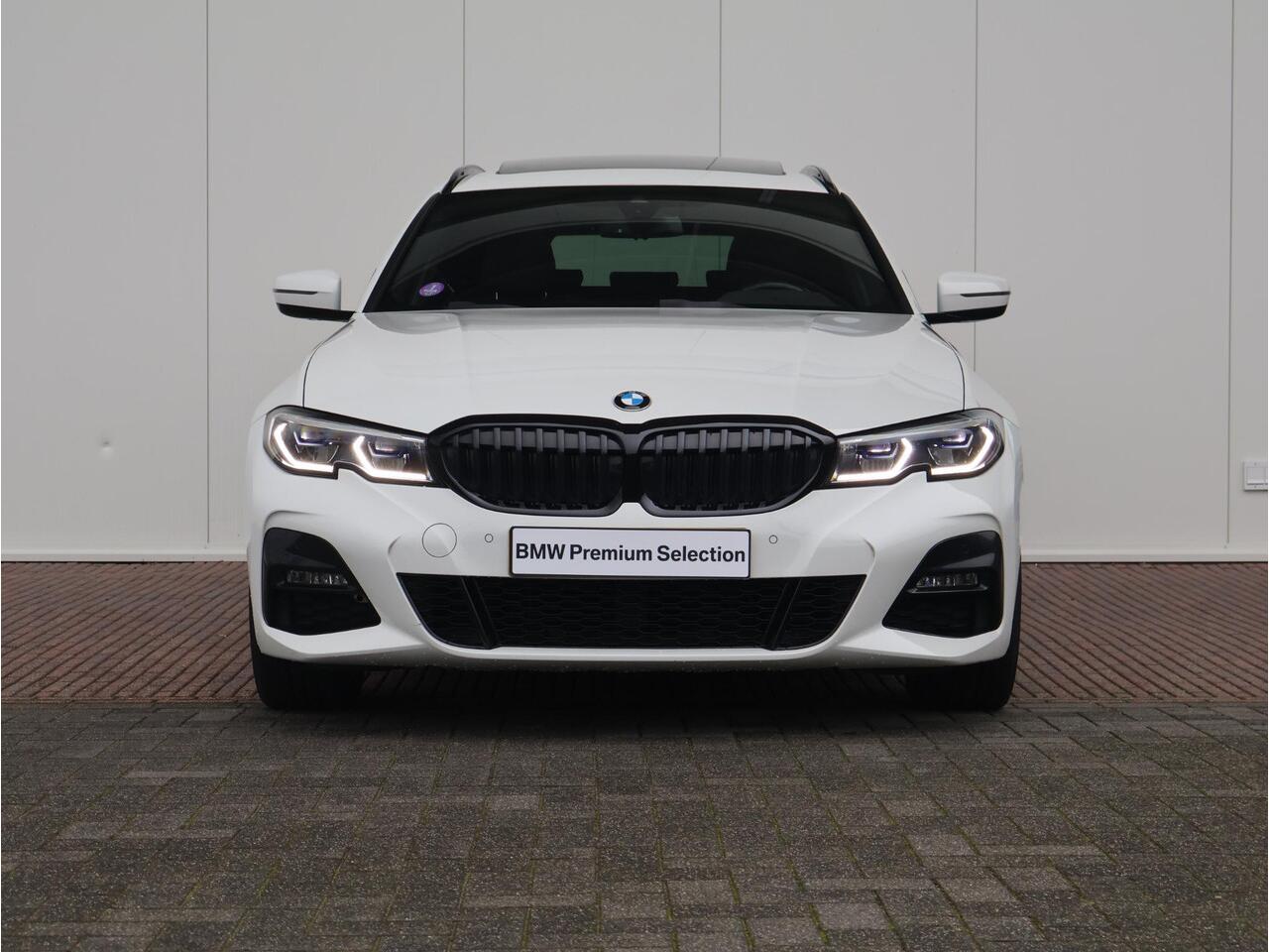 BMW 3-SERIE Touring 318i Business Edition Plus / M-Sportpakket / Panoramadak / Achteruitrijcamera / 19'' / Hifi