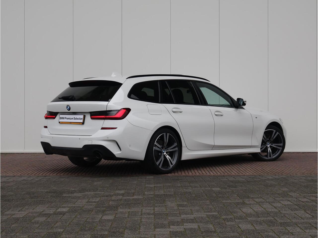 BMW 3-SERIE Touring 318i Business Edition Plus / M-Sportpakket / Panoramadak / Achteruitrijcamera / 19'' / Hifi