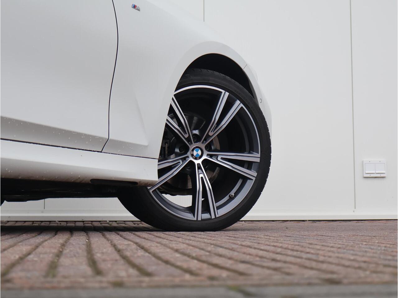 BMW 3-SERIE Touring 318i Business Edition Plus / M-Sportpakket / Panoramadak / Achteruitrijcamera / 19'' / Hifi