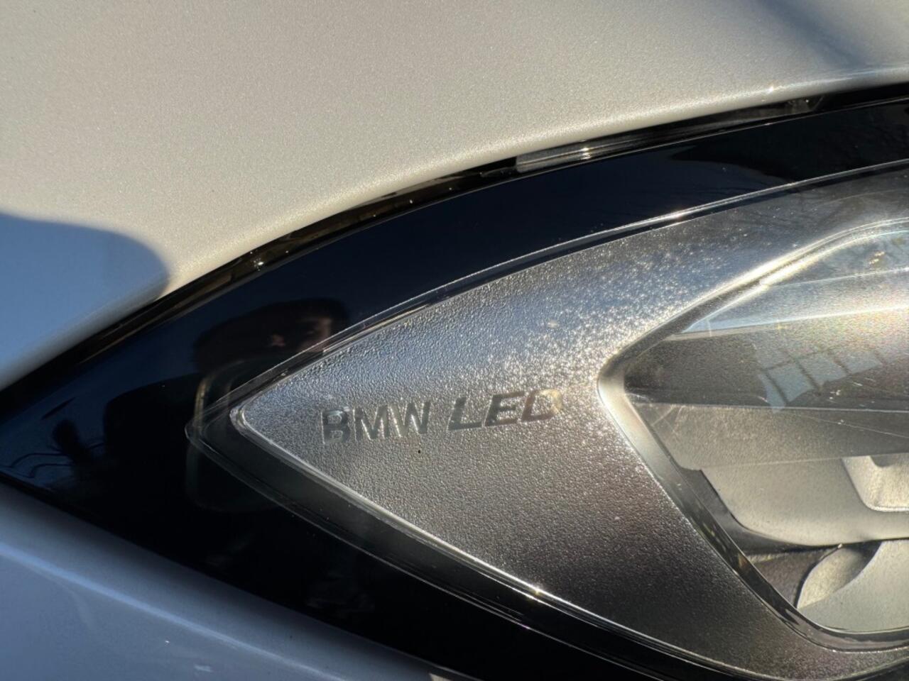 BMW 3-SERIE 318I Touring Autom. Business Edit. + Camera + Led + Navi + D-glas