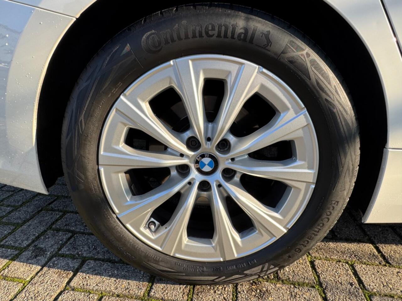 BMW 3-SERIE 318I Touring Autom. Business Edit. + Camera + Led + Navi + D-glas