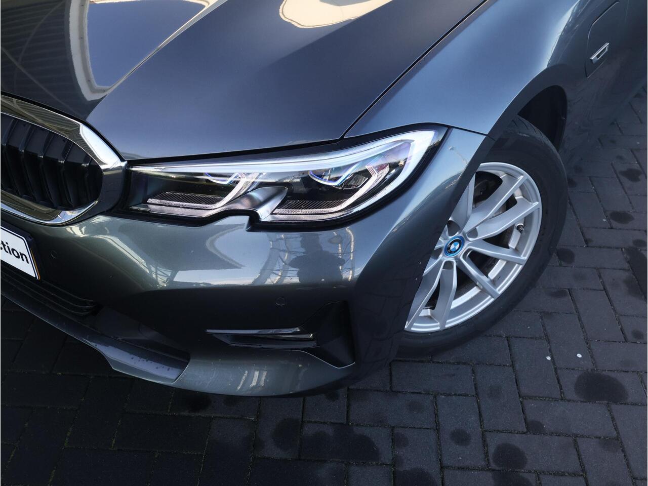 BMW 3-SERIE 320e Business Edition Plus / Lederen Bekleding / Stoelverwarming / Sportstoelen / 17 '' /