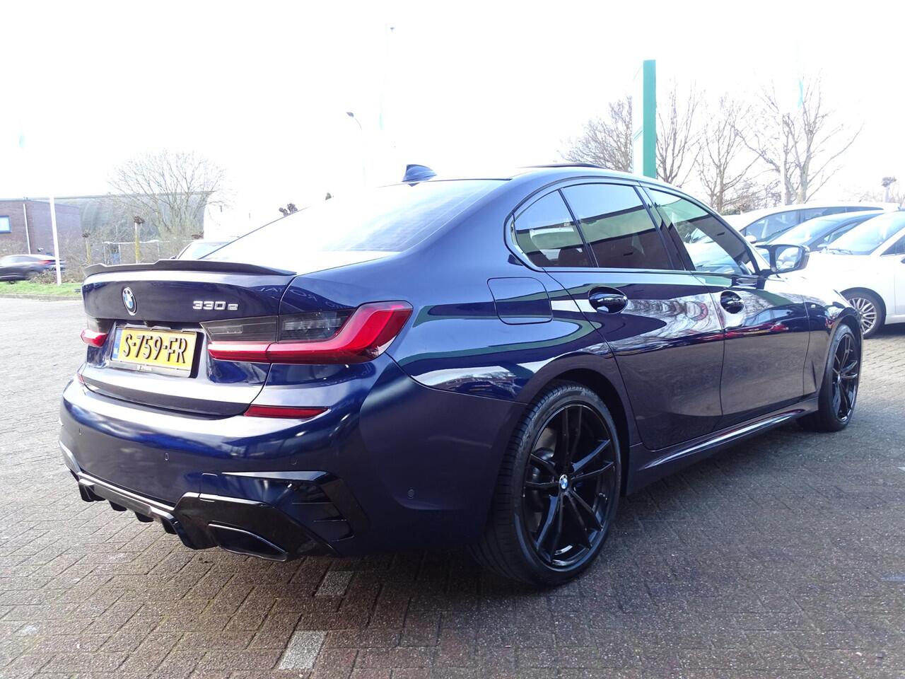 BMW 3-SERIE 330e High Executive M-SPORT | SPORT INTERIEUR | NAVIGATIE | PANORAMADAK | CAMERA | ELEKTRISCHE STOELEN | HEAD UP DISPLAY | STOELVERWARMING | PARKEERSENSOREN | LEDER | KEYLESS |