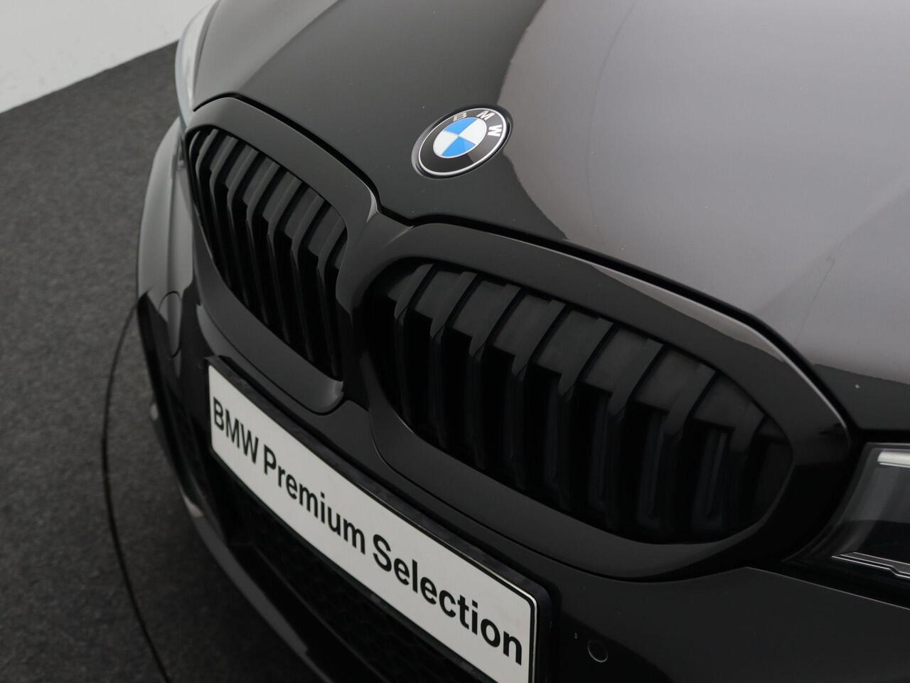 BMW 3-SERIE Touring 318i M Sportpakket | Executive | LED Koplampen | DAB | HiFi | 19''