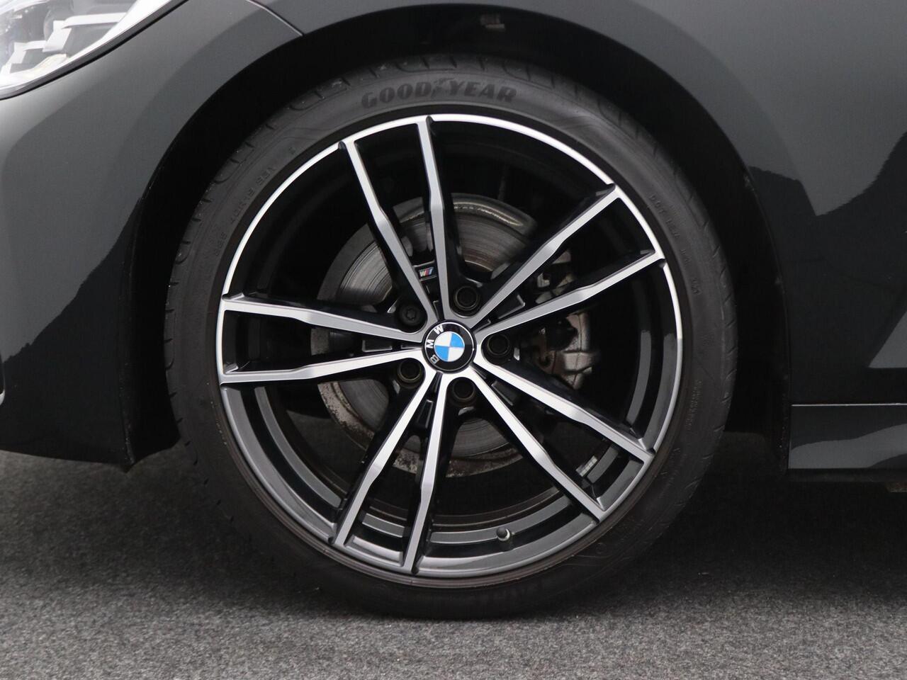 BMW 3-SERIE Touring 318i M Sportpakket | Executive | LED Koplampen | DAB | HiFi | 19''