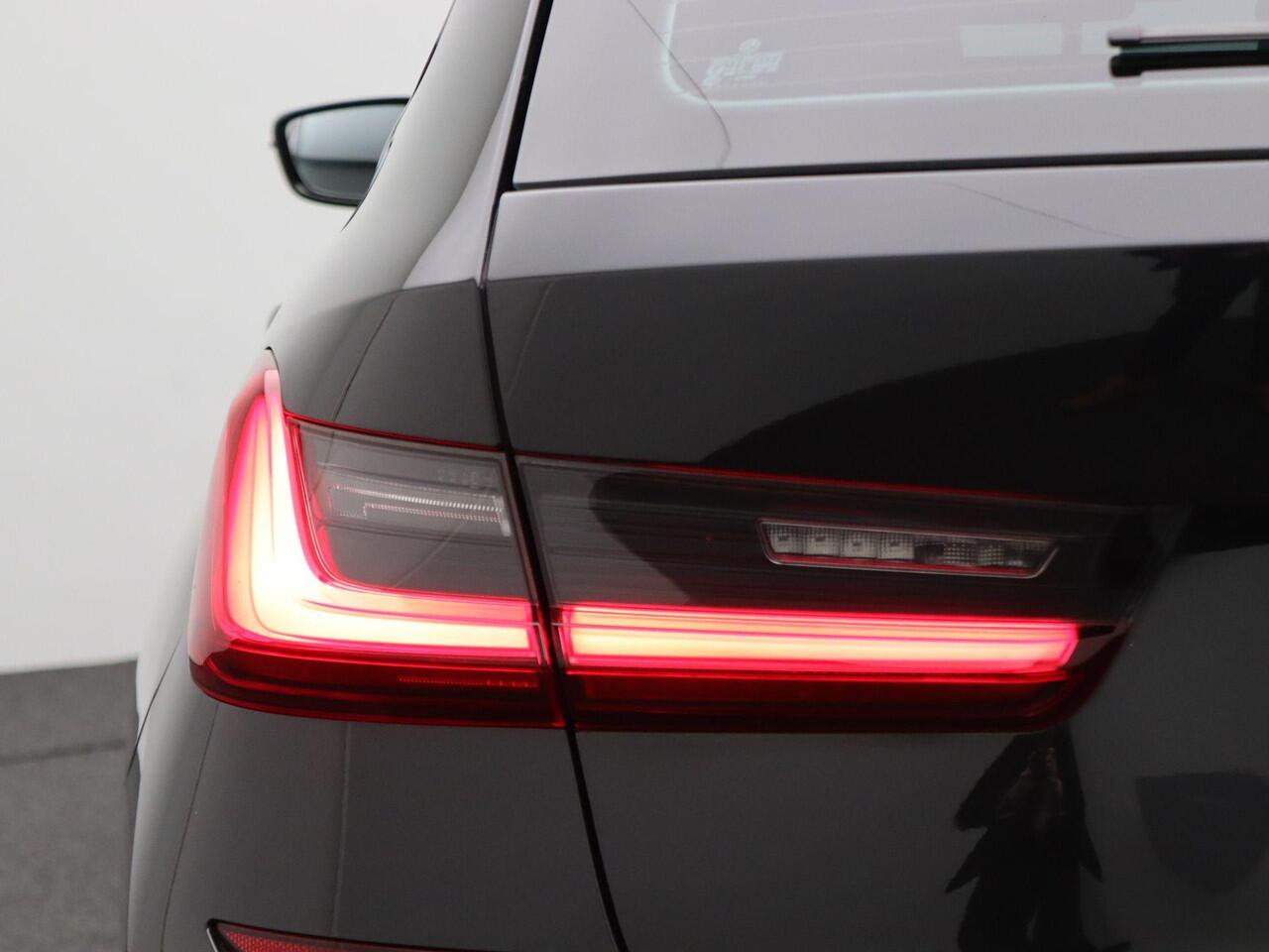 BMW 3-SERIE Touring 318i M Sportpakket | Executive | LED Koplampen | DAB | HiFi | 19''