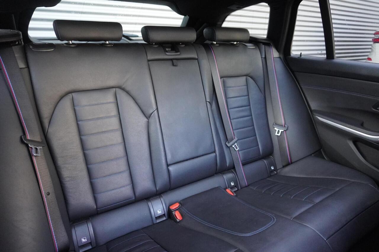 BMW 3-SERIE Touring M340i xDrive High Executive | Parking Pack | Glazen panoramadak | HiFi System | Trekhaak met elektrisch wegklapbare kogel | BMW Head-Up Display