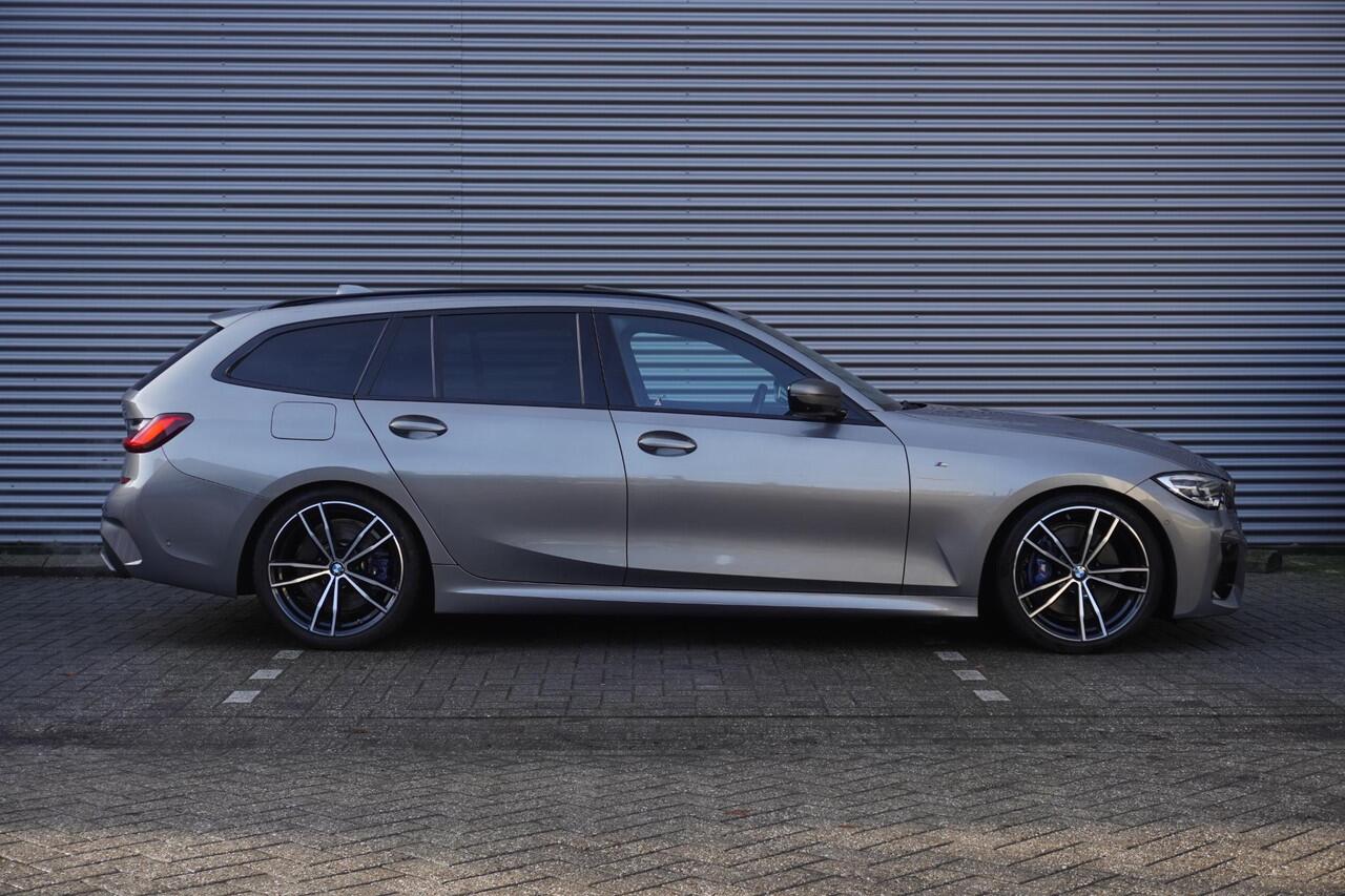BMW 3-SERIE Touring M340i xDrive High Executive | Parking Pack | Glazen panoramadak | HiFi System | Trekhaak met elektrisch wegklapbare kogel | BMW Head-Up Display