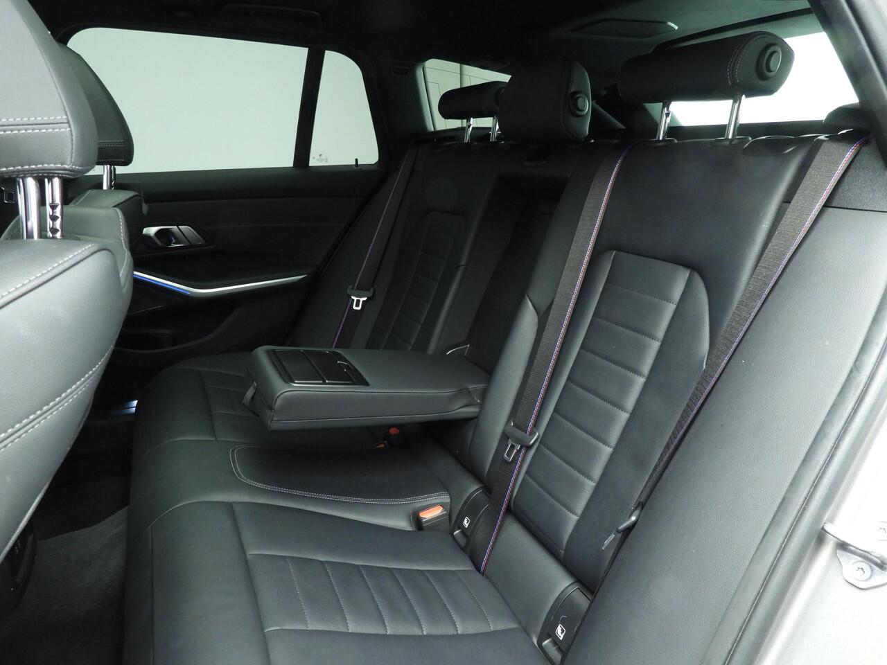 BMW 3-SERIE Touring 330i | M-Sportpakket | LED | Leder | HUD | Trekhaak | Schuifdak | DAB | Harman-kardon sound | Alu 19 inch