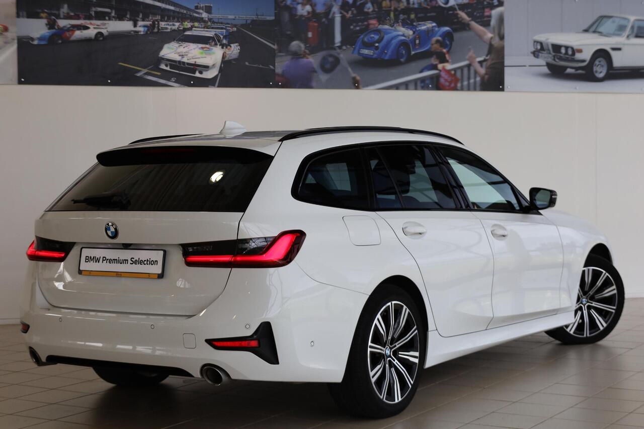 BMW 3-SERIE Touring 320i | Panorama Dak | Stoelverwarming | Trekhaak