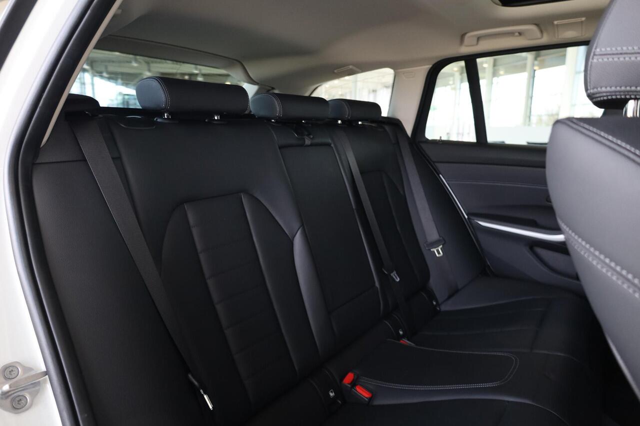 BMW 3-SERIE Touring 320i | Panorama Dak | Stoelverwarming | Trekhaak