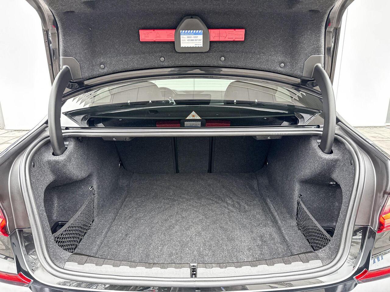 BMW 3-SERIE Sedan 318i High Executive M-Sport 18 Inch / Getinte Ramen / Led Koplampen / Stoelverwarming / Alarm Klasse 3 / Achteruitrij Camera