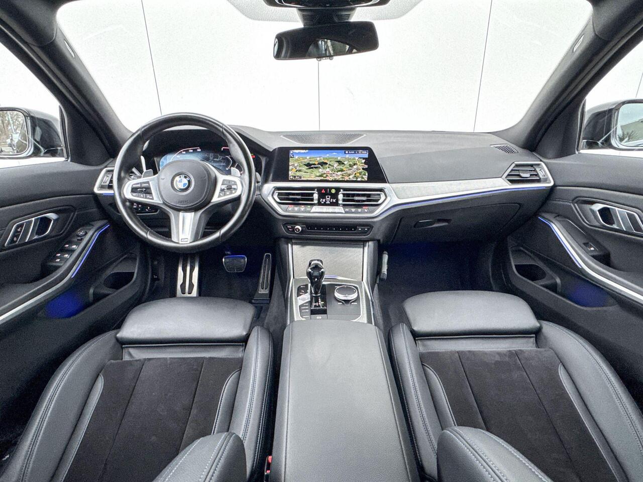 BMW 3-SERIE Sedan 318i High Executive M-Sport 18 Inch / Getinte Ramen / Led Koplampen / Stoelverwarming / Alarm Klasse 3 / Achteruitrij Camera