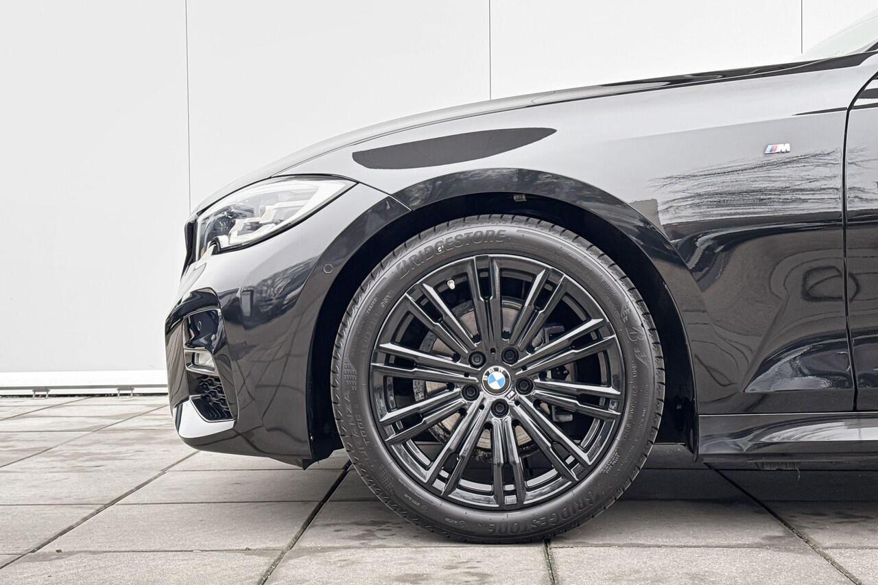 BMW 3-SERIE Sedan 318i High Executive M-Sport 18 Inch / Getinte Ramen / Led Koplampen / Stoelverwarming / Alarm Klasse 3 / Achteruitrij Camera