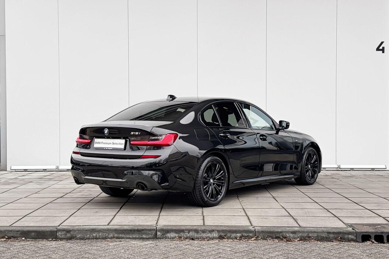 BMW 3-SERIE Sedan 318i High Executive M-Sport 18 Inch / Getinte Ramen / Led Koplampen / Stoelverwarming / Alarm Klasse 3 / Achteruitrij Camera