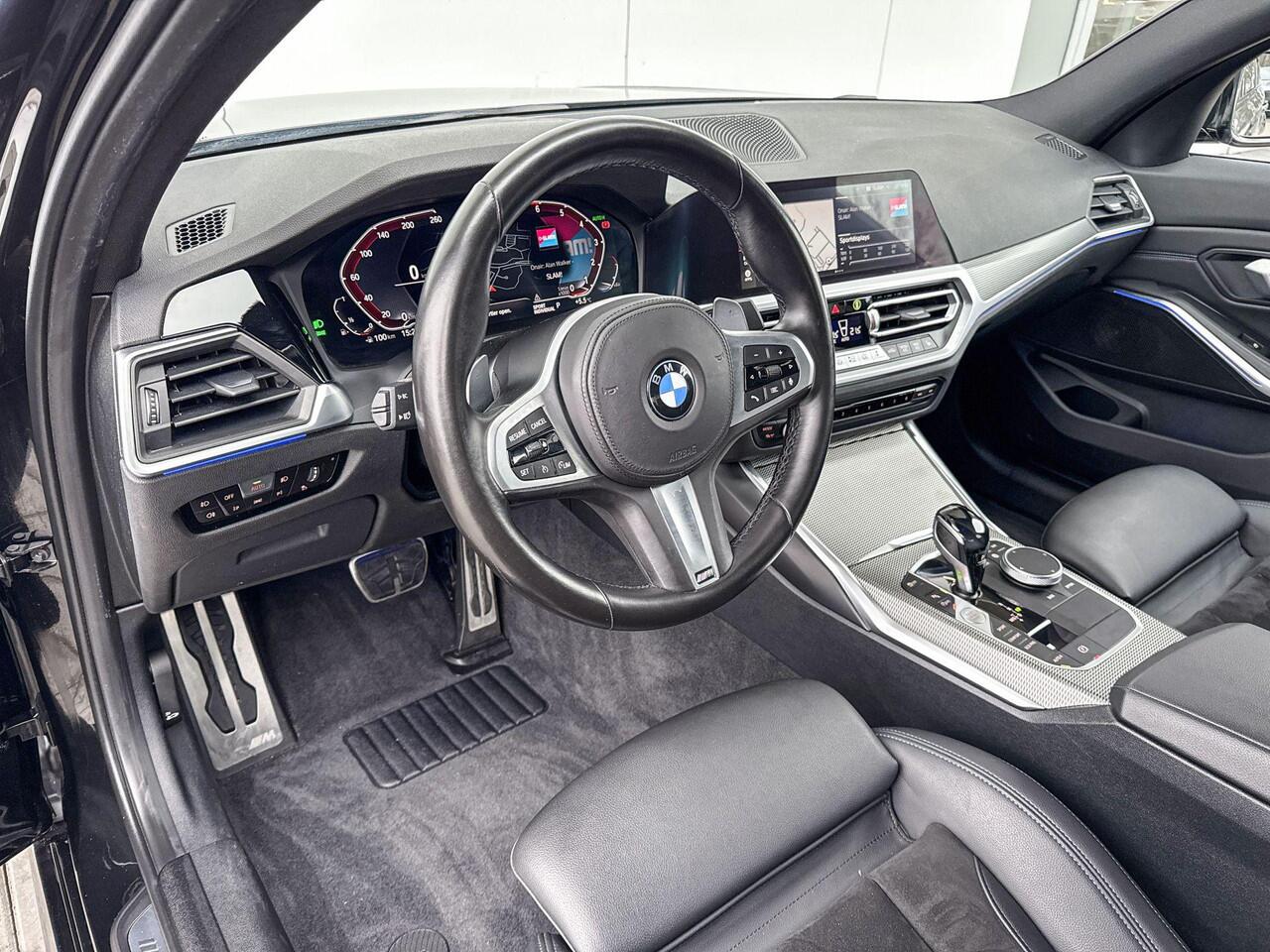 BMW 3-SERIE Sedan 318i High Executive M-Sport 18 Inch / Getinte Ramen / Led Koplampen / Stoelverwarming / Alarm Klasse 3 / Achteruitrij Camera