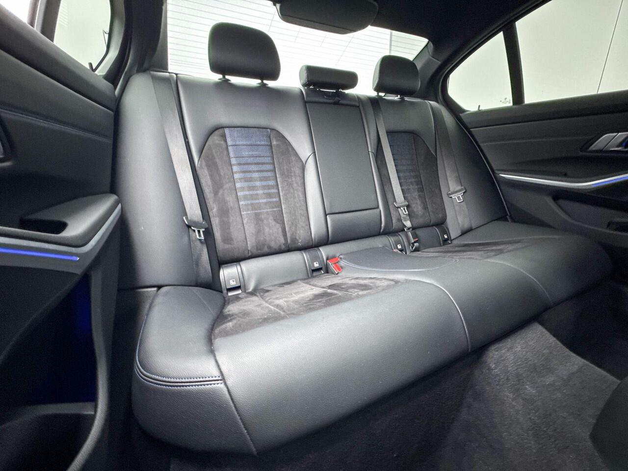 BMW 3-SERIE Sedan 318i High Executive M-Sport 18 Inch / Getinte Ramen / Led Koplampen / Stoelverwarming / Alarm Klasse 3 / Achteruitrij Camera