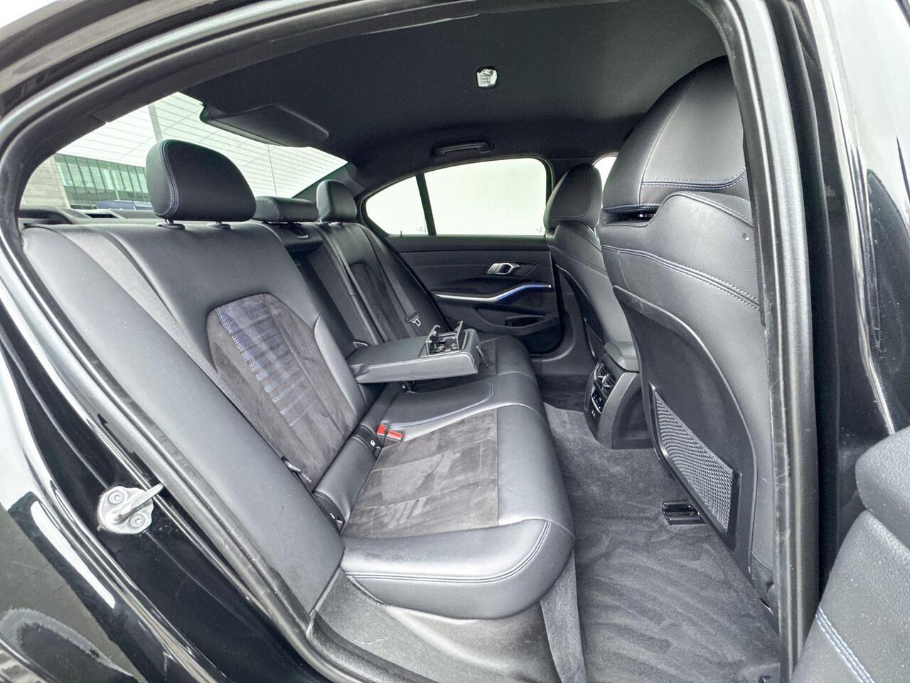 BMW 3-SERIE Sedan 318i High Executive M-Sport 18 Inch / Getinte Ramen / Led Koplampen / Stoelverwarming / Alarm Klasse 3 / Achteruitrij Camera