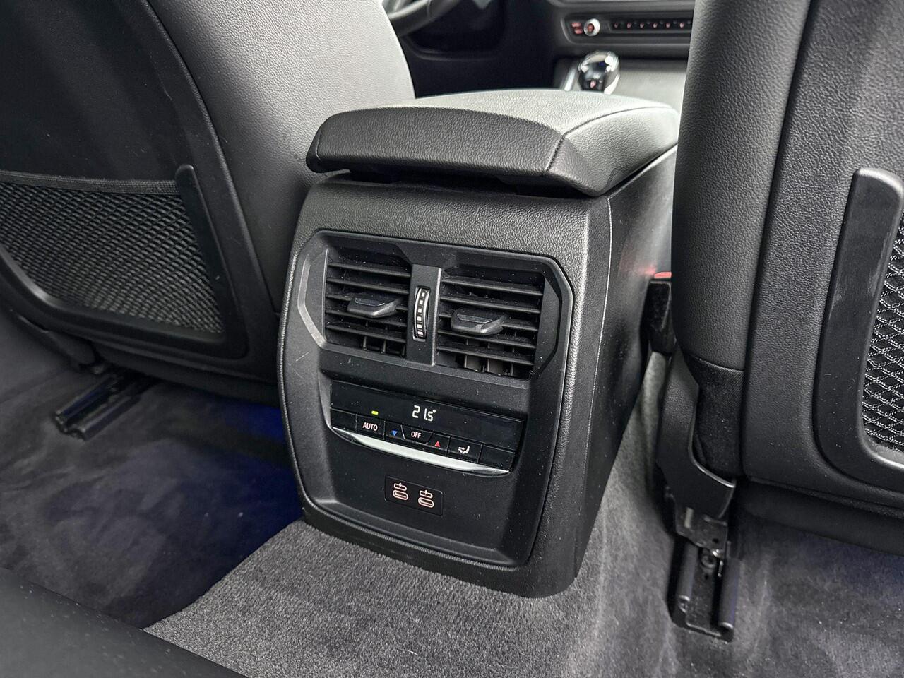 BMW 3-SERIE Sedan 318i High Executive M-Sport 18 Inch / Getinte Ramen / Led Koplampen / Stoelverwarming / Alarm Klasse 3 / Achteruitrij Camera