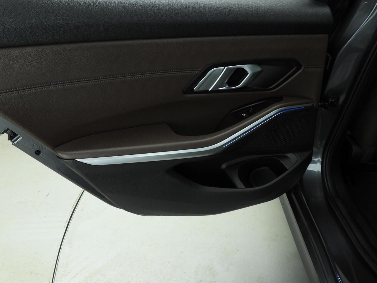 BMW 3-SERIE Sedan 320e | Laserlicht | Leder | Navigatie | Active cruise | Trekhaak | Sportstoelen | Stoelverwarming | DAB | Hifi speakers | Alu 18 inch