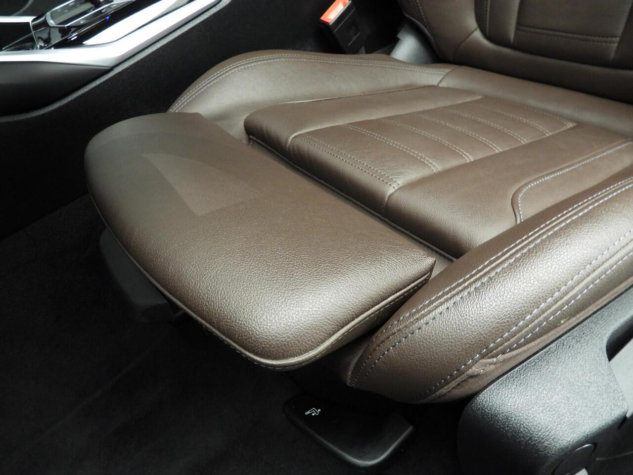 BMW 3-SERIE Sedan 320e | Laserlicht | Leder | Navigatie | Active cruise | Trekhaak | Sportstoelen | Stoelverwarming | DAB | Hifi speakers | Alu 18 inch