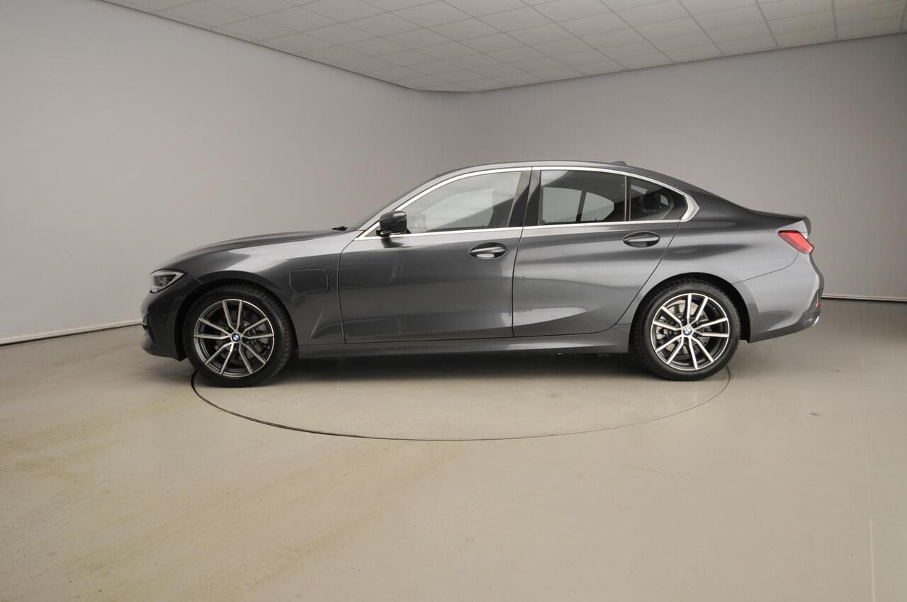 BMW 3-SERIE Sedan 320e | Laserlicht | Leder | Navigatie | Active cruise | Trekhaak | Sportstoelen | Stoelverwarming | DAB | Hifi speakers | Alu 18 inch