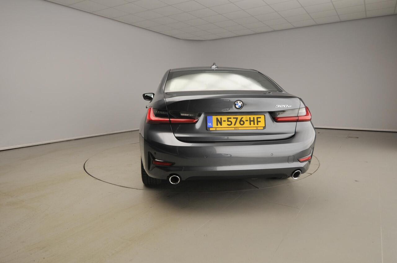 BMW 3-SERIE Sedan 320e | Laserlicht | Leder | Navigatie | Active cruise | Trekhaak | Sportstoelen | Stoelverwarming | DAB | Hifi speakers | Alu 18 inch
