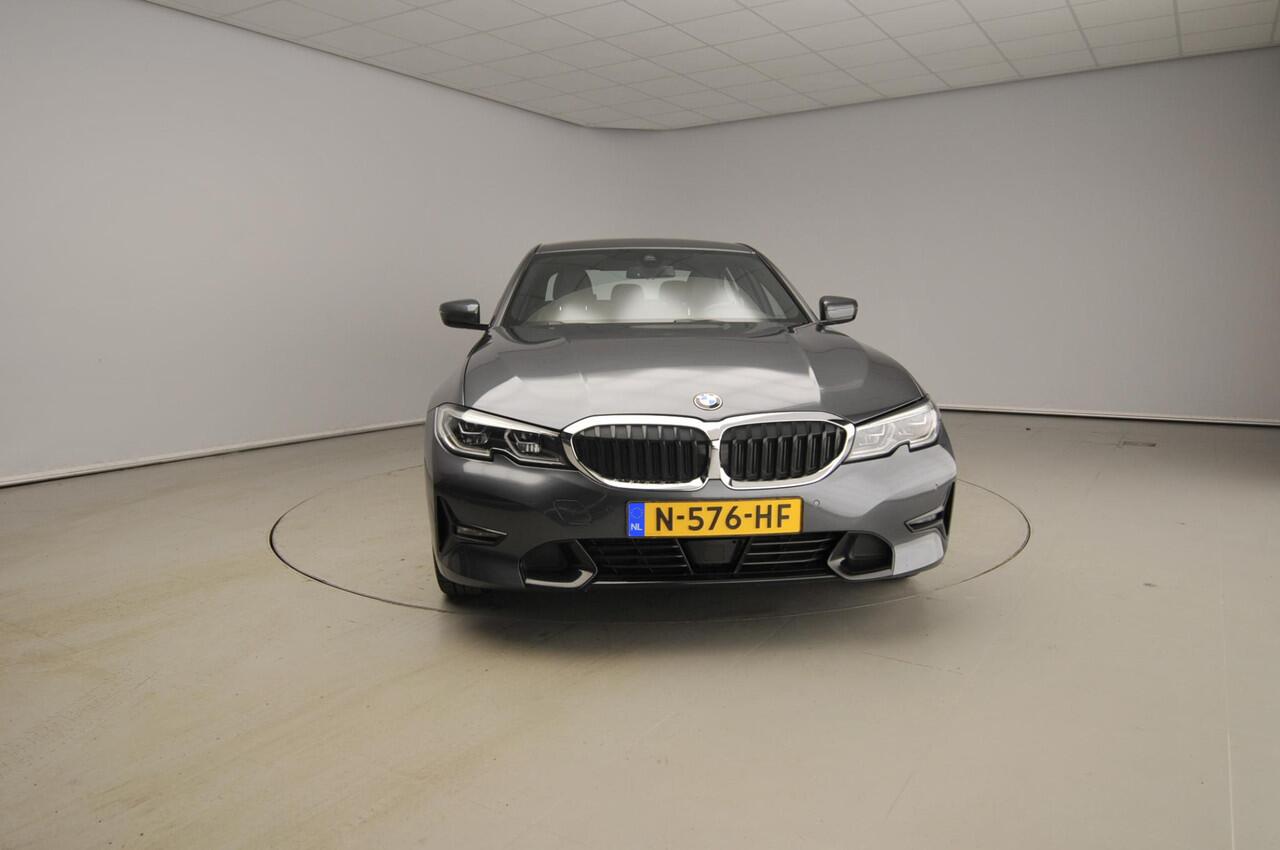 BMW 3-SERIE Sedan 320e | Laserlicht | Leder | Navigatie | Active cruise | Trekhaak | Sportstoelen | Stoelverwarming | DAB | Hifi speakers | Alu 18 inch