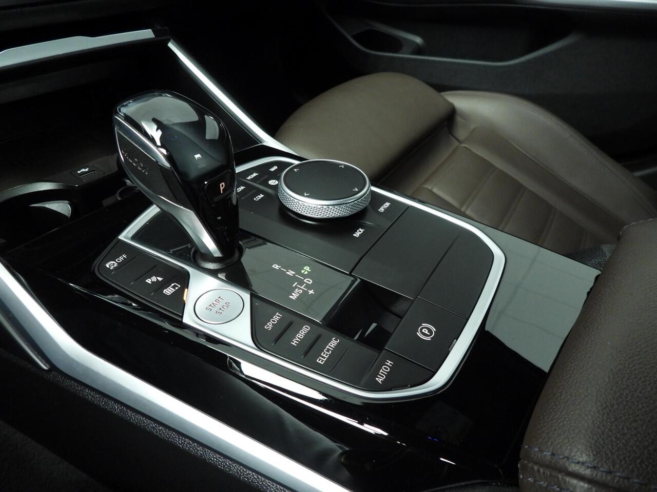 BMW 3-SERIE Sedan 320e | Laserlicht | Leder | Navigatie | Active cruise | Trekhaak | Sportstoelen | Stoelverwarming | DAB | Hifi speakers | Alu 18 inch