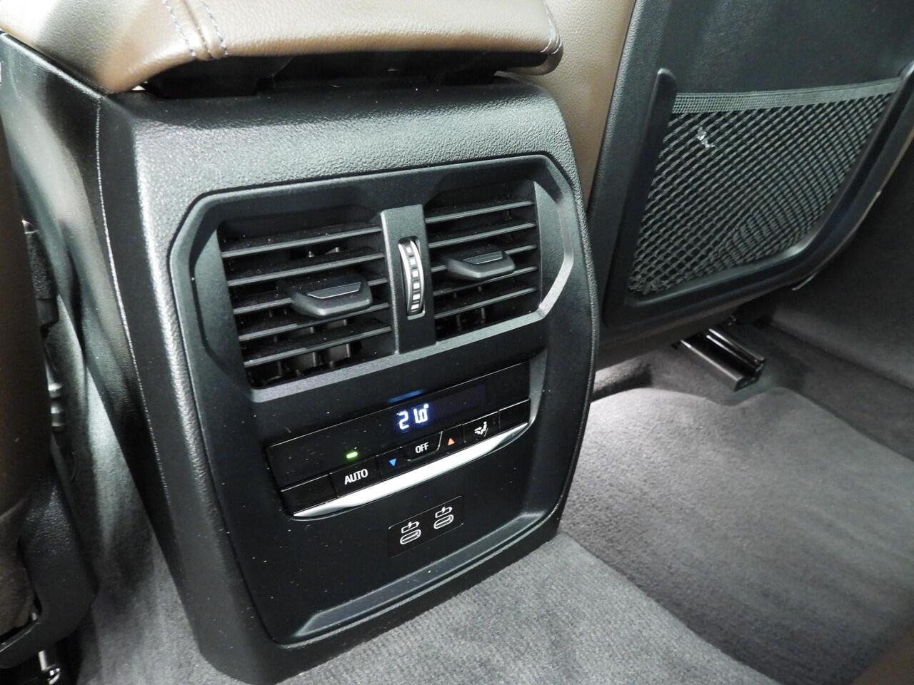 BMW 3-SERIE Sedan 320e | Laserlicht | Leder | Navigatie | Active cruise | Trekhaak | Sportstoelen | Stoelverwarming | DAB | Hifi speakers | Alu 18 inch