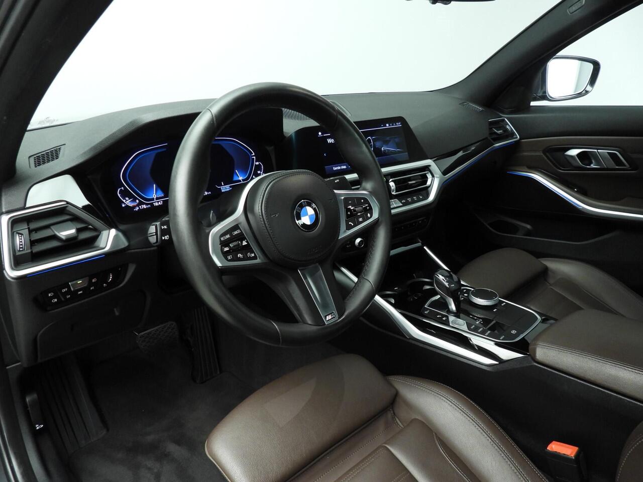 BMW 3-SERIE Sedan 320e | Laserlicht | Leder | Navigatie | Active cruise | Trekhaak | Sportstoelen | Stoelverwarming | DAB | Hifi speakers | Alu 18 inch