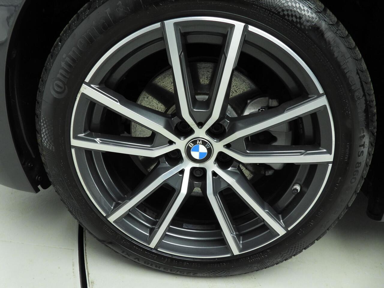 BMW 3-SERIE Sedan 320e | Laserlicht | Leder | Navigatie | Active cruise | Trekhaak | Sportstoelen | Stoelverwarming | DAB | Hifi speakers | Alu 18 inch