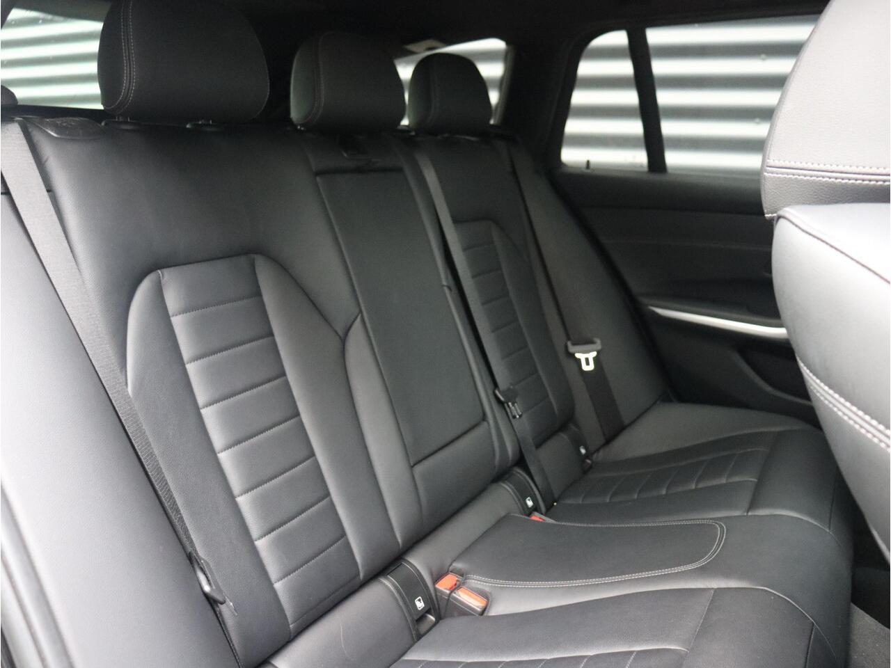 BMW 3-SERIE Touring 330e | High Executive | M Sportpakket | Panodak | Head-Up | Trekhaak | Adaptive Cruise Control | Driving Assistant | Harman Kardon | Laserlight | Parking Assistant Plus | 19'' LMV